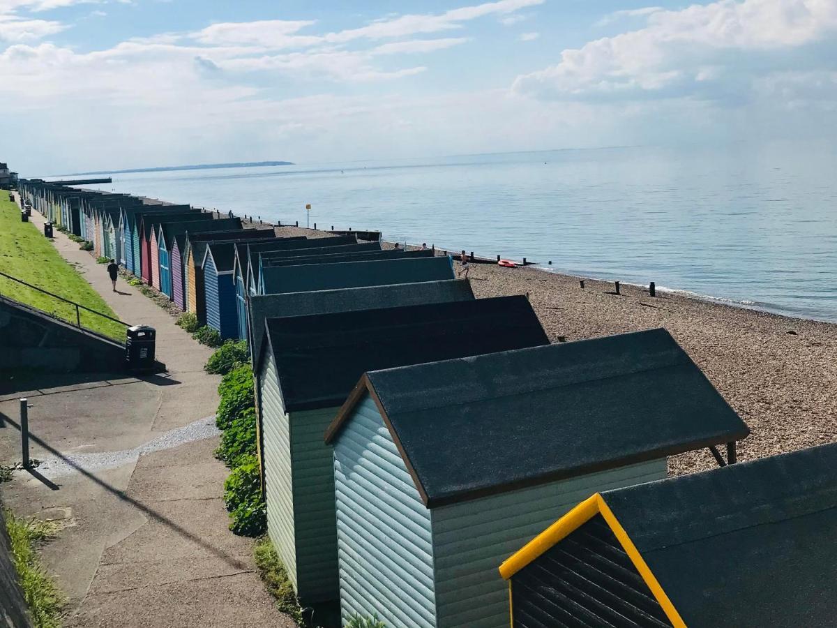 Beautiful Beachfront Retreat With A Stunning Sea View For The Ultimate Escape Away From The Busy World Below Herne Bay Exterior foto